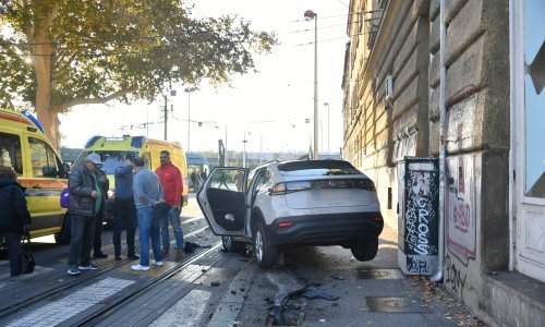Nesreća u centru Zagreba: Ozlijeđeni pješaci, vozač auta i par na motoru
