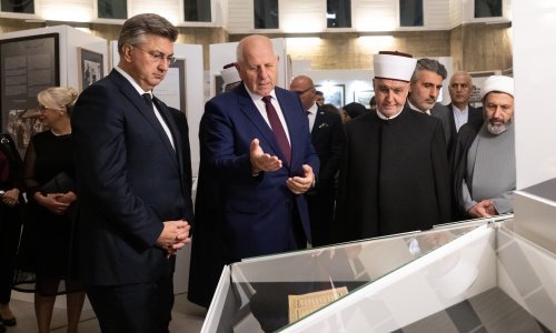 Plenković na izložbi 'Pod nebom vedre vjere - Islam i Europa u iskustvu Bosne'