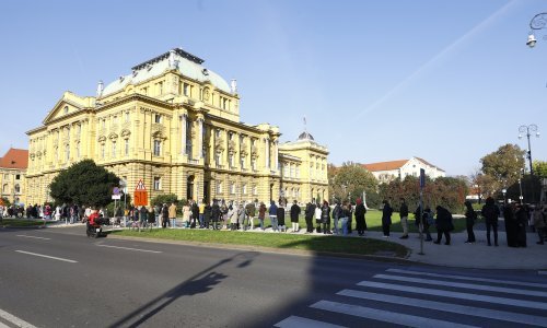 Zagrepčani od ranog jutra čekaju karte za 'Orašara'