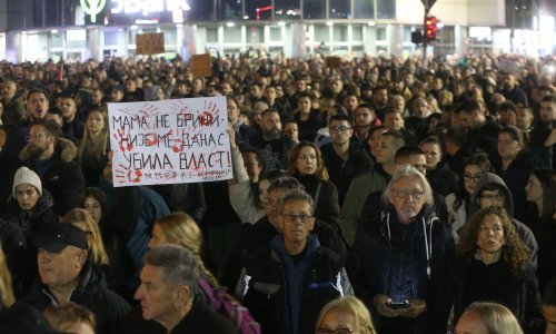 Napeto u Novom Sadu; fekalije izlili u centru, lete plastične boce, policija bacila suzavac