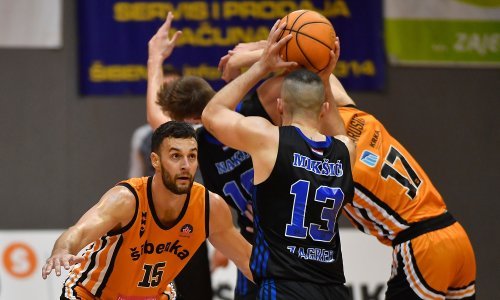 Totalni kaos na kraju utakmice; potukli se igrači Šibenke i Dinama, na teren upali navijači