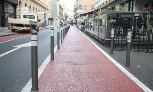 U centru Zagreba biciklistička staza ograđena stupićima, stanari bijesni: Što ako dođe Hitna?