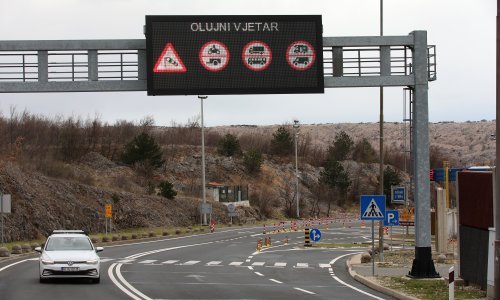 Zbog orkanske bure zatvorene su dionice autoceste A1: HAK objavio obilazne pravce