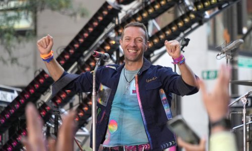 Zašto frontmen grupe Coldplay, Chris Martin prije ulaska i nakon izlaska iz aviona - ljubi tlo