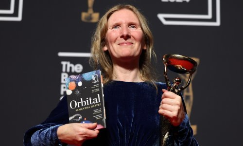Samantha Harvey osvojila nagradu Booker za roman o astronautima koji kruže oko zemlje