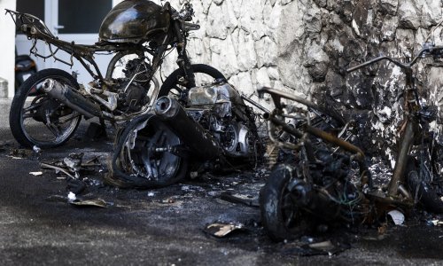 Noćas u Splitu u potpunosti izgorjela tri motora i fasada obiteljske kuće