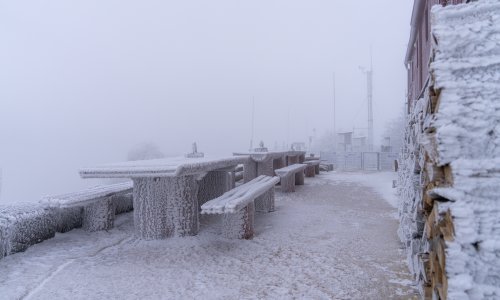 Snijeg zabijelio Zavižan!