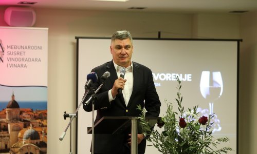 Milanović s vinarima na Lošinju: Uvozimo nešto jeftinija, a izvozimo  skuplja vina. To nije kritika