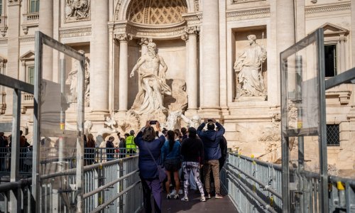 Postavljen most iznad popularne rimske fontane, dok traje obnova jedna stvar će biti zabranjena