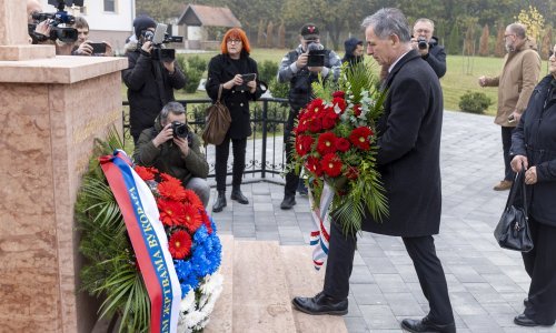 Pupovac položio vijenac u dvorištu pravoslavne crkve u Vukovaru