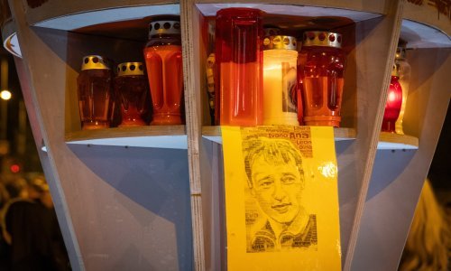 Diljem Hrvatske upaljeni lampioni i svijeće u spomen na žrtve Vukovara i Škabrnje