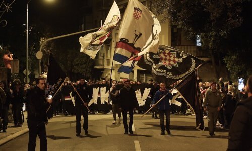 Tisuće hrvatskih navijača iz Vukovarske ulice u 18.11 sati krenulo prema Sućidru