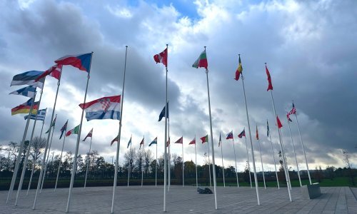 Hrvatska zastava na pola koplja ispred sjedišta NATO-a