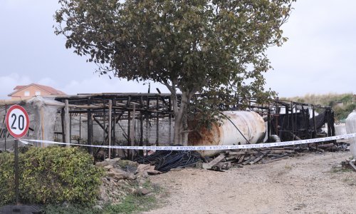 Planuo požar u plasteniku blizu odlagališta Karepovac, vatrogasci ga ugasili