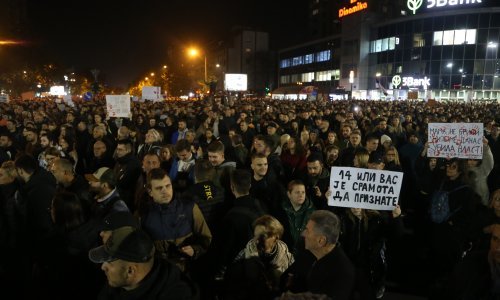 Zbog tragedije kod kolodvora, tisuće opet prosvjedovale u Novom Sadu