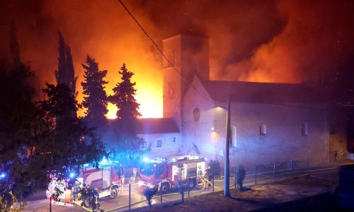 Veliki požar na Čiovu: Izgorio krov crkve