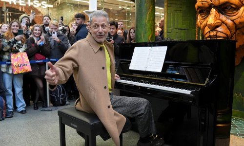 Kakva legenda: Jeff Goldblum iznenadio prolaznike svirkom na kolodvoru