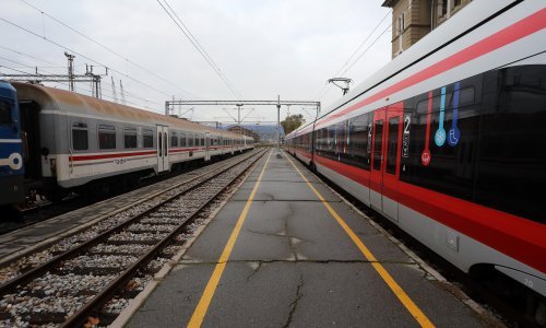 Vlak zapeo u snijegu na putu u Zagreb, strojovođa pokazao katastrofalno stanje lokomotive