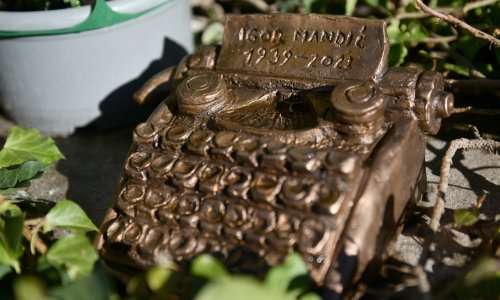 Postavljen spomenik pisaće mašine na grob Igora Mandića