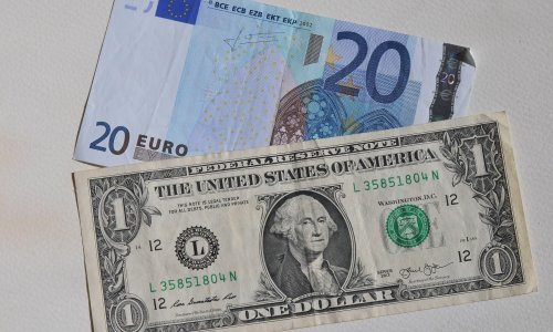 Tečaj eura prema dolaru pao na najnižu razinu u dvije godine
