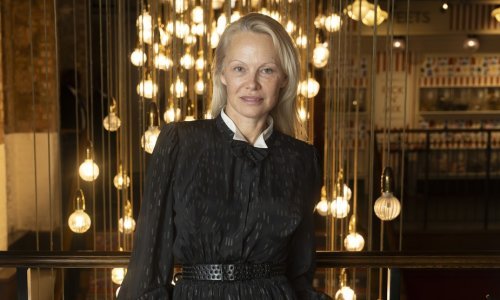 Svi su zaljubljeni u njen stil: Pamela Anderson u haljini kao stvorenoj za zrelije dame