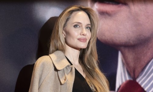 Promijenila frizuru: Angelina Jolie primila nagradu i pokazala laskavu boju kose