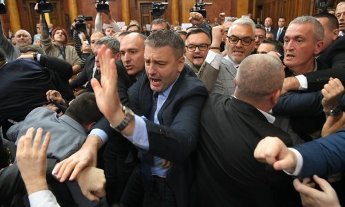 Kaos u srpskom parlamentu: Zastupnici se potukli s ministrima!