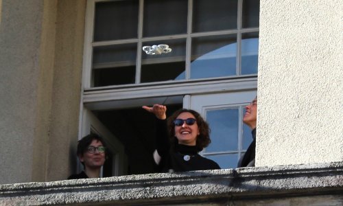 Knjige od sada i lete: Obuljen Koržinek s balkona lansirala letjelicu s audioknjigama