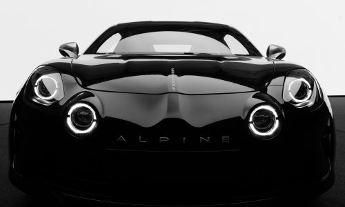 Alpine A110 S u crno-bijeloj tehnici: Monokromatsko umjetničko remek-djelo Mathieua Cesara