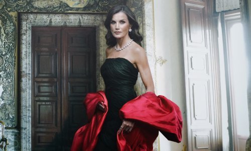 Kraljica Letizia u posuđenoj haljini i ogrtaču stala pred objektiv Annie Leibovitz