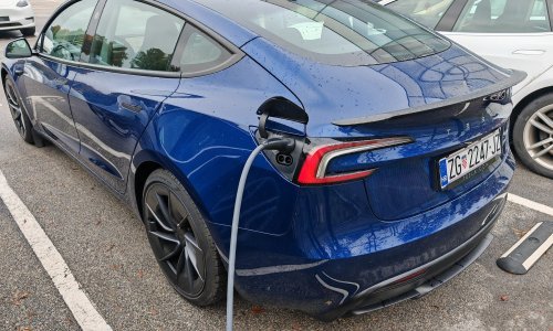 Tesla i dalje broj jedan iako je lani prodao manje vozila nego u 2023.