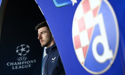 Petar Sučić nakon operacije na štakama stigao na trening