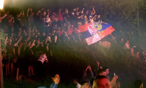 Jeziva snimka iz Beograda; navijač Stuttgarta leži na ulici i ne može ustati, a onda...