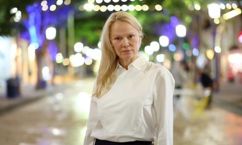 Klasična bijela košulja ne mora biti dosadna, a Pamela Anderson nosi je sjajno