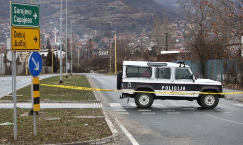 Došao u policiju prijaviti povredu prava. Ispalo da je ratni zločinac u bijegu. Tada je izvadio bombu