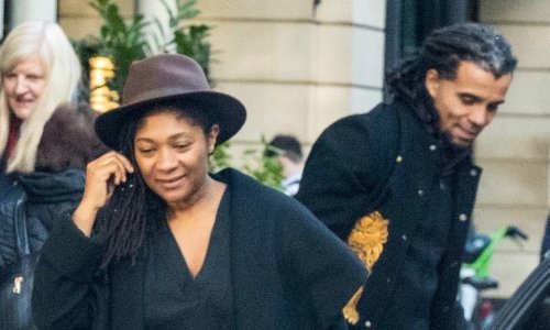 Veza s Angelinom bila je samo varka? Akala u London stigao sa svojom pravom djevojkom