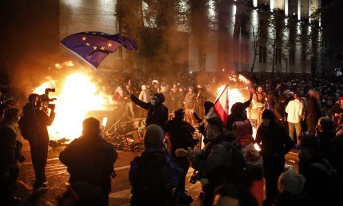 Vatra, suzavac i barikade u Tbilisiju: Gruzijci prosvjeduju zbog obustave pregovora s EU