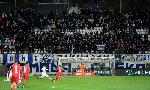 Nevjerojatna pogreška Rijeke šokirala Rujevicu i komentatora; pogledajte zašto je Rijeka ostala s igračem manje