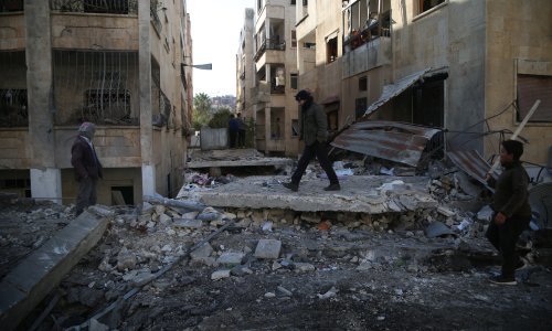 Ruski i sirijski avioni bombardirali Idlib, civili u strahu napuštaju Alep