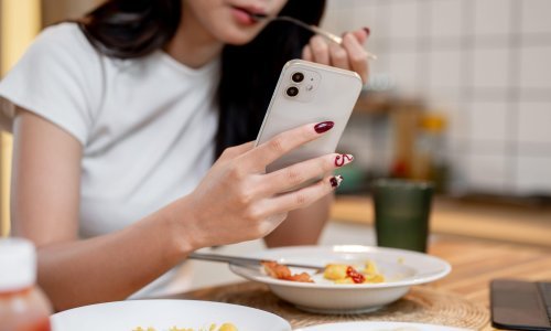Korištenje mobitela tijekom jela može biti opasno za zdravlje