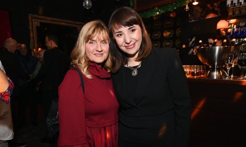 Okupljanje poznatih: Alka Vuica zablistala u efektnom kaputu, a Sanja Doležal u hit boji