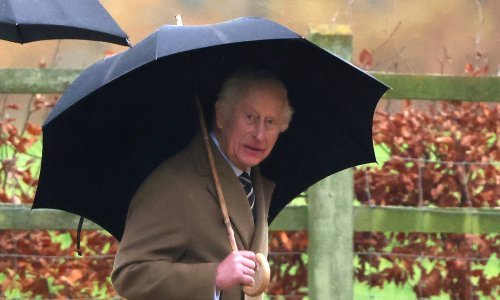 Ni kiša nije spriječila kralja Charlesa u njegovoj jutarnjoj rutini