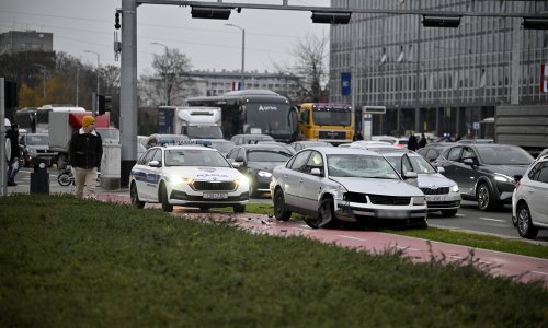 Nesreća na jednom od prometnijih križanja u Zagrebu, teško oštećen automobil