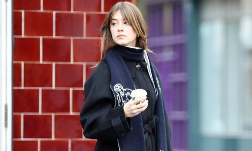 Slavna glumica nosi odličan kaput iz Manga, ali ova obuća nije joj trebala