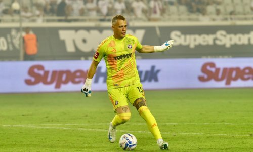 Kamere uhvatile golmana Hajduka kako u derbiju impresionirano gleda u jednu točku; oglasio se samo s jednom riječi