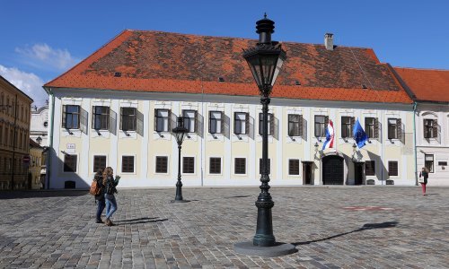 Ured za udruge Vlade ne financira udrugu koja je stavila kartonske kuglice na zagrebačku jelku