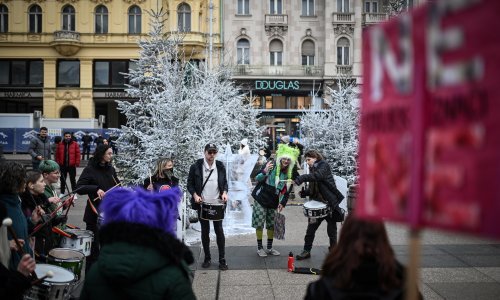 Molitelji i protivnici uklopili se u zagrebački Advent: Na Trgu zapaljeno 26 lampiona za 26 ubijenih žena