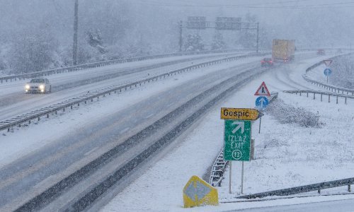 Zimski uvjeti u Lici i Gorskom kotaru, zbog jake bure u prekidu neke pomorske linije