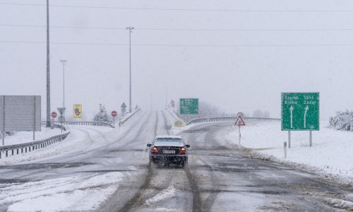 Snijeg i orkanska bura otežavaju promet: HAK objavio upozorenje za vozače