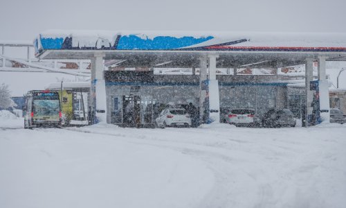 Gust snijeg u Lici i Gorskom kotaru: Stvorio se debeli pokrivač, promet je otežan